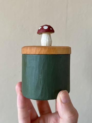 Handgemaakt houtgesneden bewaarpotje doos paddenstoel herfst beschikbaar voor biedingen