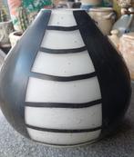 Zwart-Witte Vaas glas met zwart rubber heel uniek., Huis en Inrichting, Woonaccessoires | Vazen, Overige materialen, Gebruikt