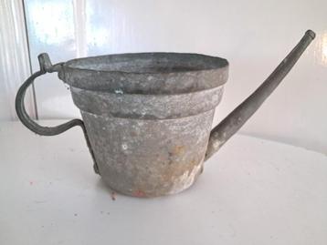 Oude metalen gieter beschikbaar voor biedingen