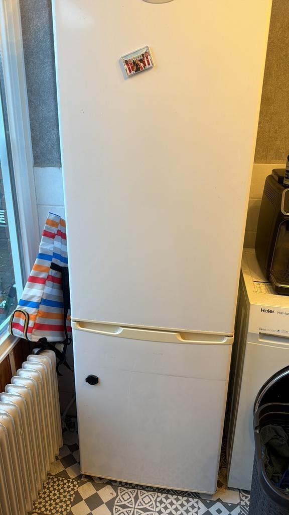 Koel-vriescombinatie (bijna) gratis, Witgoed en Apparatuur, Koelkasten en IJskasten, Gebruikt, Met aparte vriezer, 200 liter of meer