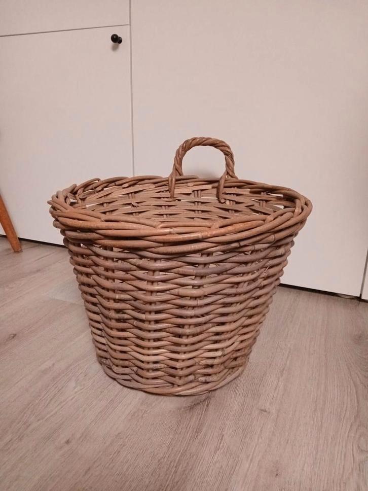 "Brocante" rotan mand met handvat, Huis en Inrichting, Woonaccessoires | Schalen en Manden, Zo goed als nieuw, Mand, Rond, Ophalen of Verzenden