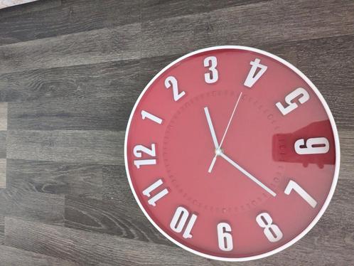 Rode wandklok van Nedis – retro look, Huis en Inrichting, Woonaccessoires | Klokken, Nieuw, Wandklok, Analoog, Ophalen of Verzenden