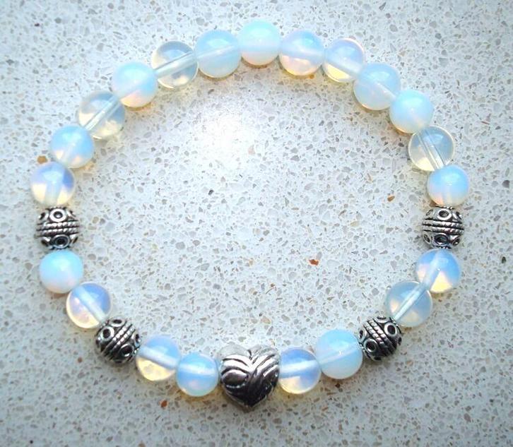 Armband Hart van opaliet - leuk voor Valentijn, Sieraden, Tassen en Uiterlijk, Armbanden, Nieuw, Elastiek, Wit, Met bedels of kralen