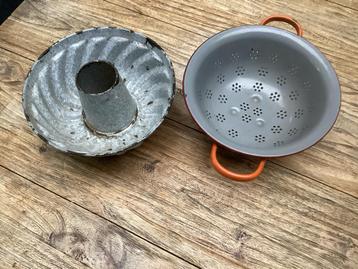 Vintage emaille vergiet en bakvorm beschikbaar voor biedingen