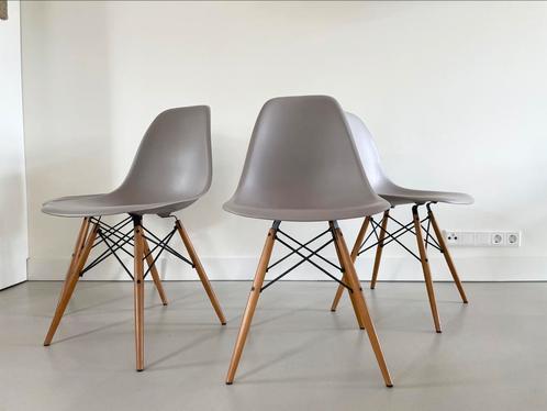 2x Vitra eames plastic side chairs stoelen taupe dsw, Huis en Inrichting, Stoelen, Zo goed als nieuw, Vier, Overige kleuren, Ophalen of Verzenden