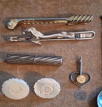 Lotje dasspeld theelepels parelmoer oorbellen
Naaldenkoker beschikbaar voor biedingen