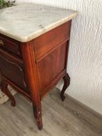 Antiek houten nachtkastje met marmeren blad, Huis en Inrichting, Tafels | Bijzettafels, Minder dan 55 cm, Gebruikt, Rechthoekig