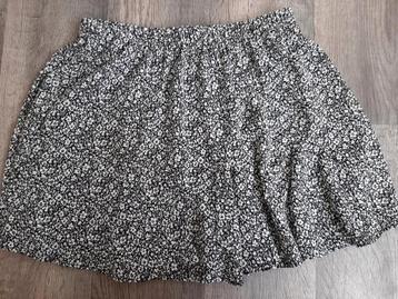 Zwart/wit rokje maat L beschikbaar voor biedingen