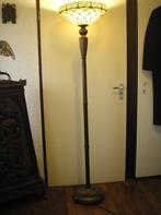 Stijlvolle Tiffany vloerlamp met metalen sierrand (omhoog sc, Huis en Inrichting, Lampen | Vloerlampen, 150 tot 200 cm, Zo goed als nieuw