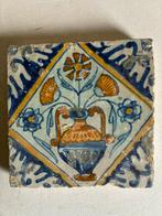 Antieke tegel ca. 1610 afmeting 12,7x12,5x1,5 cm, Ophalen of Verzenden