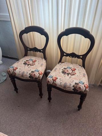 Antieke stoelen beschikbaar voor biedingen