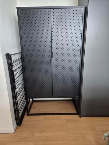 Zwarte metalen kast