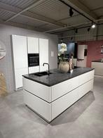 Nobilia showroomkeuken - Hoogglans wit, graniet, Bora, Wit, Overige typen, Graniet of Steen, Ophalen of Verzenden