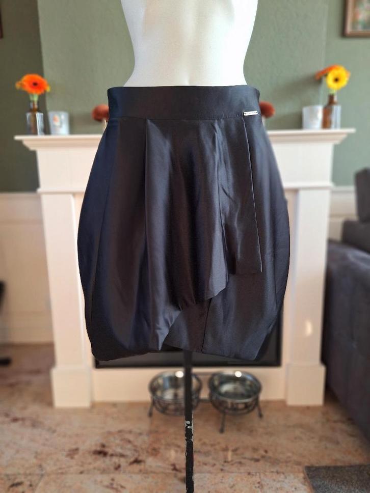 Rinascimento zwart tulp rok L / 40 gratis verzenden in NL, Kleding | Dames, Rokken, Zo goed als nieuw, Maat 38/40 (M), Zwart, Knielengte