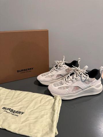 Burberry Sneakers beschikbaar voor biedingen