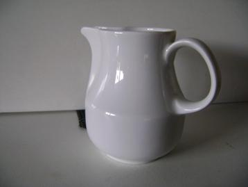 Wit melkkannetje.Winterling Schwarzenbach Bavaria 9,5cm hoog beschikbaar voor biedingen