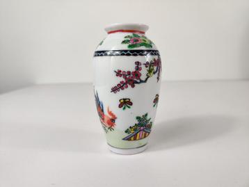 Miniatuur Famille Rose vaasje porselein China begin 20e eeuw beschikbaar voor biedingen