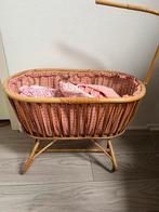Vintage rotan poppenwieg poppenbed, Kinderen en Baby's, Speelgoed | Poppen, Ophalen, Zo goed als nieuw, Babypop