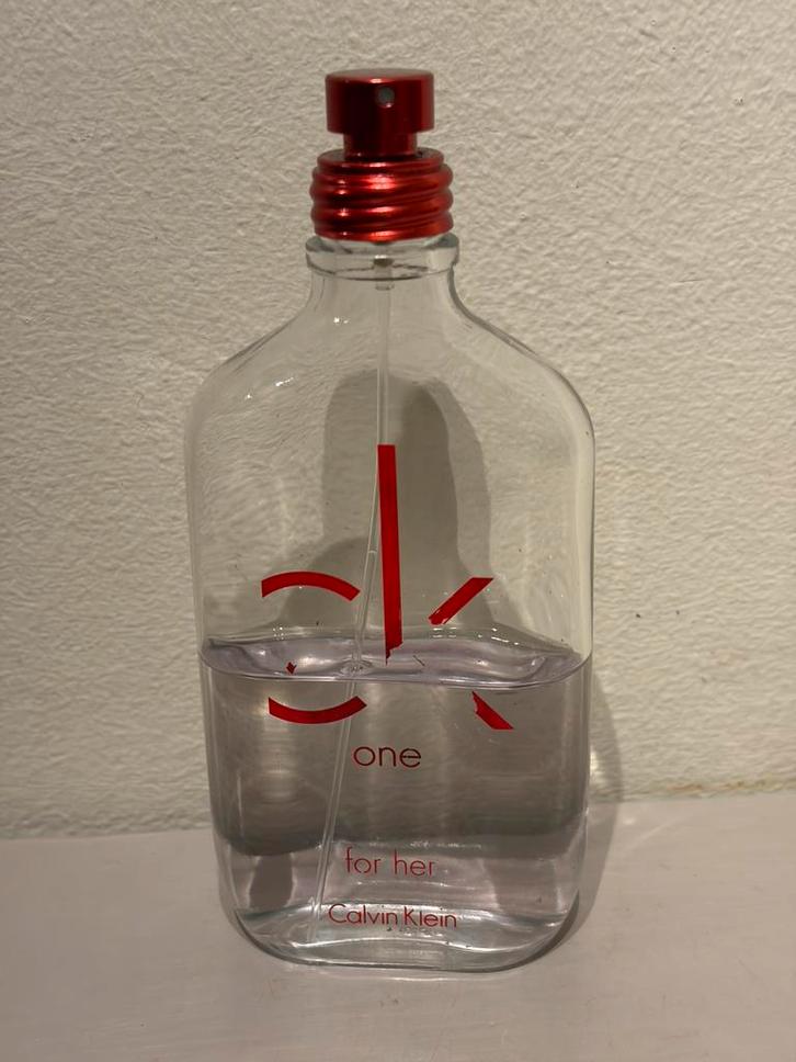 Ck One Red Eau De Toilette, voor Vrouwen 100 ml half vol, Sieraden, Tassen en Uiterlijk, Uiterlijk | Parfum, Gebruikt, Ophalen of Verzenden