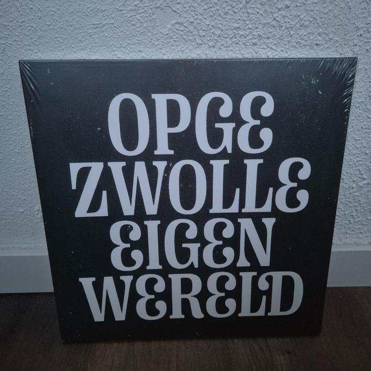 Opgezwolle - Eigen Wereld Podcast LP, Cd's en Dvd's, Vinyl | Hiphop en Rap, Nieuw in verpakking, 2000 tot heden, Overige formaten