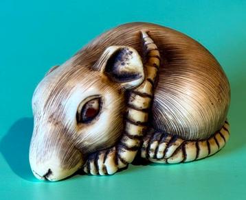 Japanse Netsuke – Zittende Rat met Ingelegde Ogen – Ivoor beschikbaar voor biedingen