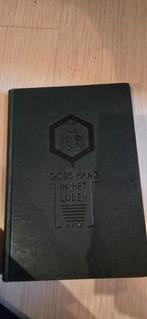 J.N. Voorhoeve - Gods Hand in het Lijden, Ophalen, Zo goed als nieuw