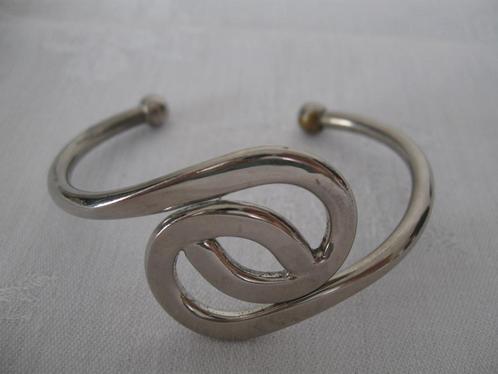 Mooie aparte armband zilverkleurig goede staat, Sieraden, Tassen en Uiterlijk, Armbanden, Zo goed als nieuw, Zilver, Ophalen of Verzenden