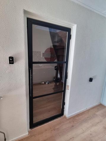 Stalen deur 210x87cm beschikbaar voor biedingen