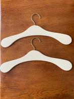 2 Kleerhangers/Kledinghangers van Hout Kleur: Wit 'Jaren 80', Verzamelen, Retro, Ophalen of Verzenden, Huis en Inrichting