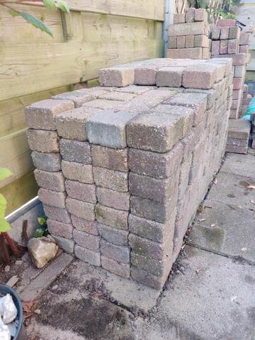 Gratis af te halen 165 stuks terras klinkers 10x10x6 cm. beschikbaar voor biedingen