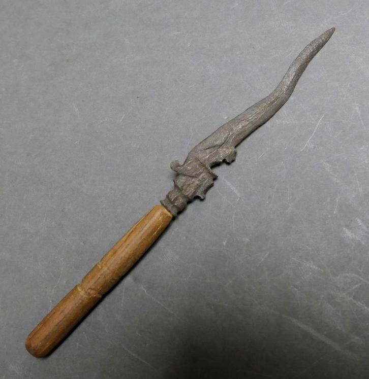 3 luks djmat (amulet keris) tombak met putut (hanoman) aap, Antiek en Kunst, Kunst | Niet-Westerse kunst, Verzenden