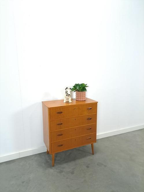Teak ladekast met schuine poten uit Zweden vintage, Huis en Inrichting, Kasten | Ladekasten, Gebruikt, Minder dan 100 cm, 50 tot 100 cm