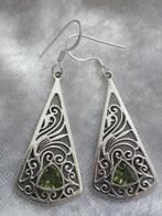 Mooie Sierlijke Opengewerkte Zilveren Oorhangers met Peridot, Verzenden, Zilver, Oorbellen, Met edelsteen