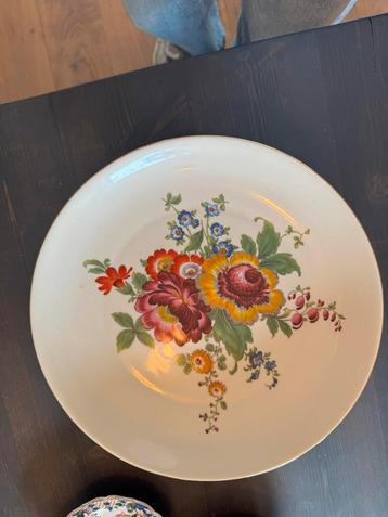 Antieke taartschaal op voet met bloemendecor beschikbaar voor biedingen