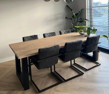 Massief eikenhouten eettafel beschikbaar voor biedingen