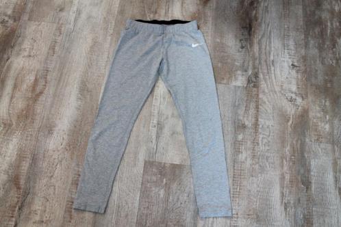 NIKE sportlegging voor een tienergirl, Kinderen en Baby's, Kinderkleding | Maat 134, Zo goed als nieuw, Meisje, Sport- of Zwemkleding