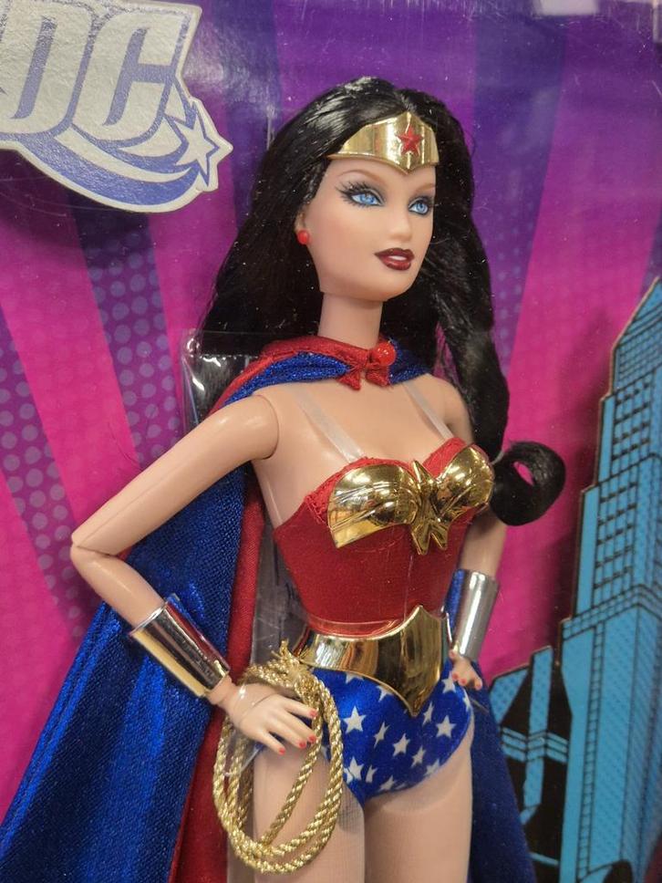 2008 Mattel Barbie Pink Label DC comics Wonder woman #N0393, Verzamelen, Poppen, Pop, Ophalen of Verzenden