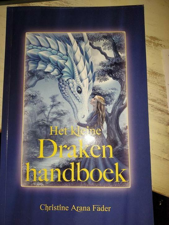 Het Kleine Drakenhandboek - Christine Arana Fader, Boeken, Esoterie en Spiritualiteit, Zo goed als nieuw, Achtergrond en Informatie