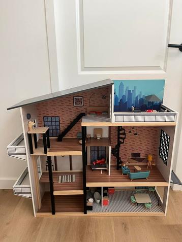 Groot modern Poppenhuis met meubels en lift beschikbaar voor biedingen