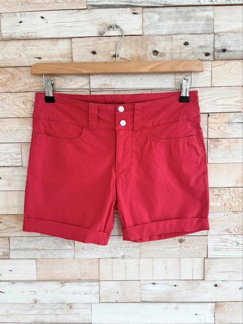 Versace korte broek rood, maat I42/NL36 - NP 169,90, Kleding | Dames, Broeken en Pantalons, Nieuw, Maat 36 (S), Rood, Kort, Ophalen of Verzenden