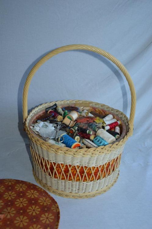 Vintage rotan naaimand met hengsel uit de jaren 70 , Ø 32 cm, Antiek en Kunst, Curiosa en Brocante, Ophalen of Verzenden