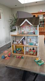 Poppenhuis overcompleet met meubels en poppetjes, Ophalen of Verzenden, Zo goed als nieuw