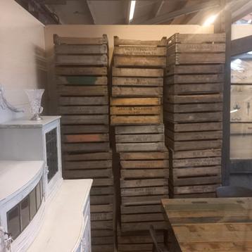 3 lats fruitkistjes met opdruk beschikbaar voor biedingen