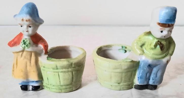 2 Kleine porseleinen beeldjes boertje en boerinetje, Antiek en Kunst, Kunst | Beelden en Houtsnijwerken, Ophalen of Verzenden