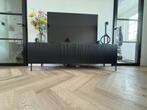 WOOOD Grand Gravure tv meubel grenen zwart, Huis en Inrichting, Kasten | Televisiemeubels, Ophalen, 150 tot 200 cm, Zo goed als nieuw
