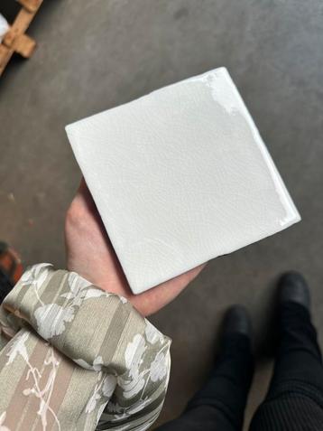 Witte wiebeltegel 13x13cm beschikbaar voor biedingen