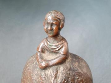  	 Klein bronzen tafelbelletje, bel, tafelbel, meisje dame beschikbaar voor biedingen