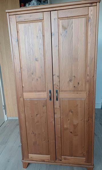 Houten (grenen) meidenkast met deuren beschikbaar voor biedingen