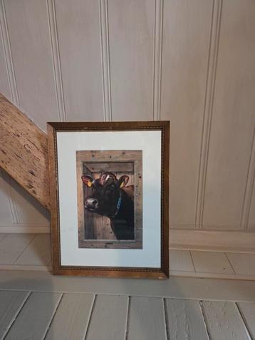 Schilderij van een koe in lijst beschikbaar voor biedingen