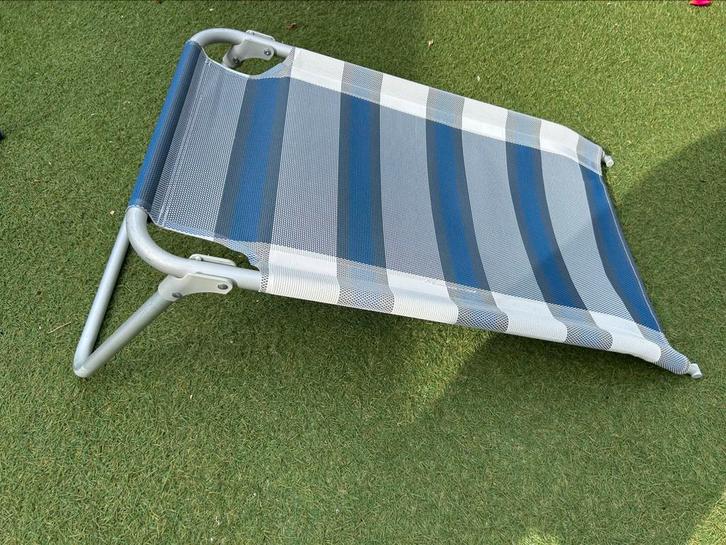 Vrijbuiter outdoor voetenbank ligbed blauw wit t.e.a.b., Caravans en Kamperen, Kampeermeubelen, Zo goed als nieuw, Campingstoel